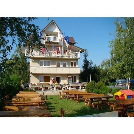 Vila Tom Cris Hotel Къмпина Екстериор снимка