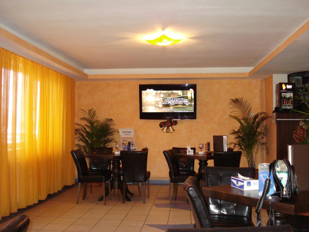 Vila Tom Cris Hotel Къмпина Екстериор снимка